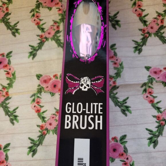 Tattoo Junkie Glo-Lite Powder Brush - Picture 1 of 5